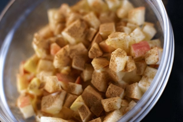 Яблоки с корицей и орехами для блинчиков или штруделя