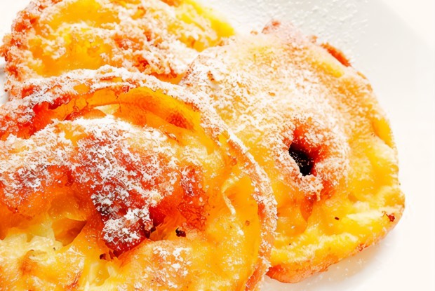 Яблоки в тесте с сахарной пудрой