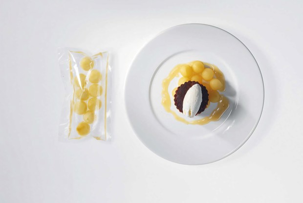 Яблоки в вине с яблочным бисквитом