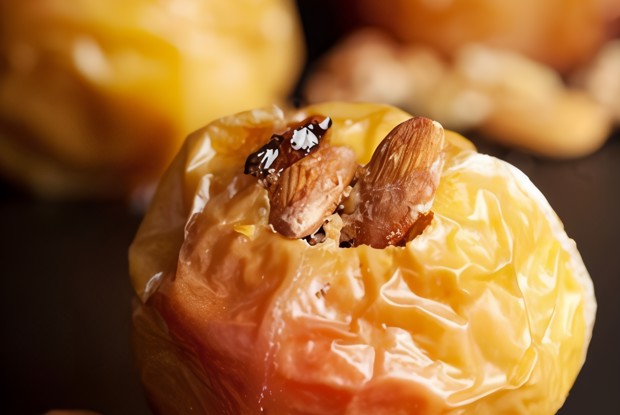 Яблоки, запеченные с рисом, фруктами и орехами