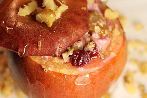 Яблоки, запеченные с творогом и брусникой