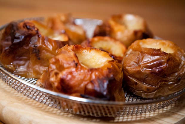 Яблоки, запеченные с вишневым джемом