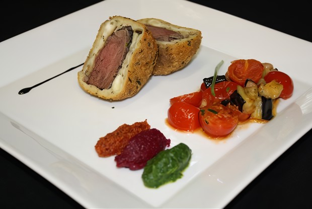 Ягненок с капанатой, с фасолью и тремя видами пюре