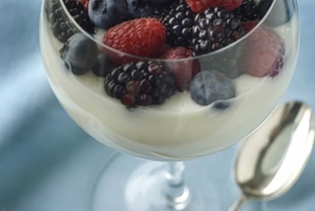 Ягоды с лимонно-медовым соусом