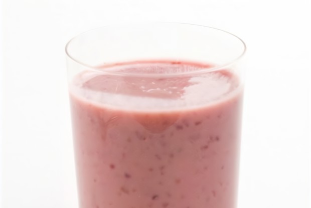 Ягодный холодник из кислого молока