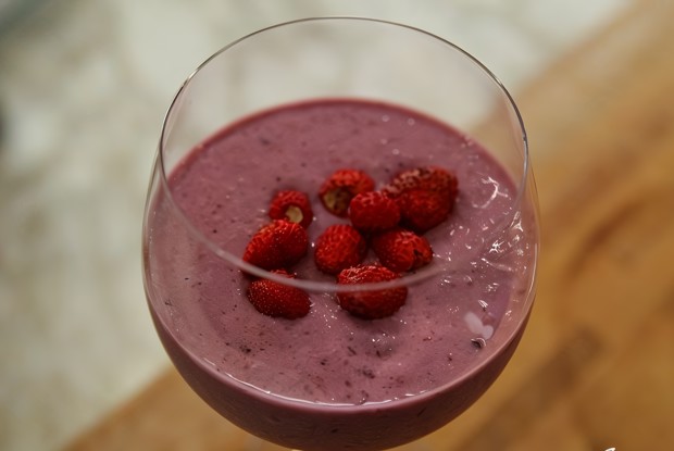 Ягодный коктейль с йогуртом и миндалем