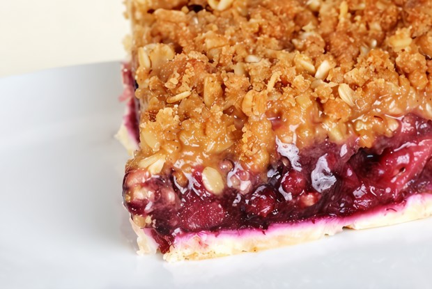 Ягодный крамбл с гранолой