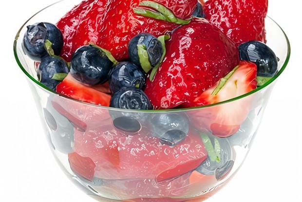 Ягодный салат с апельсиновым ликером и мятой