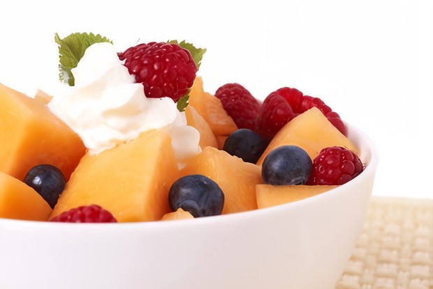 Ягодный салат с дыней и йогуртово-мятным соусом