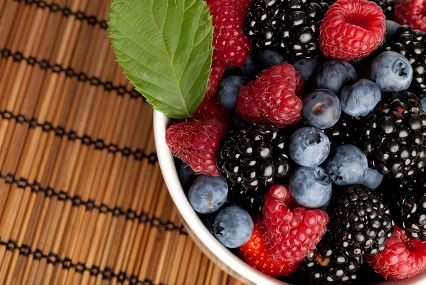 Ягодный салат с мятой и апельсиновым ликером