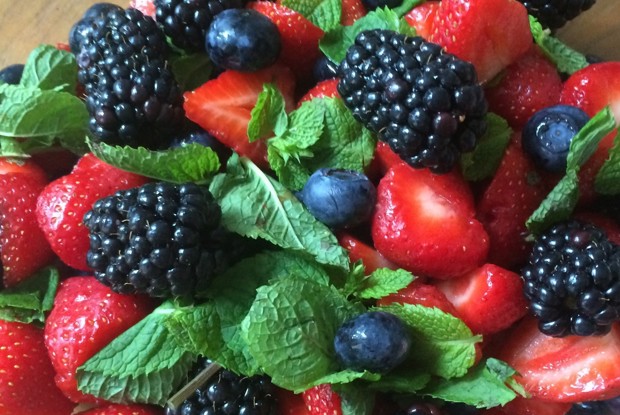 Ягодный салат с мятой