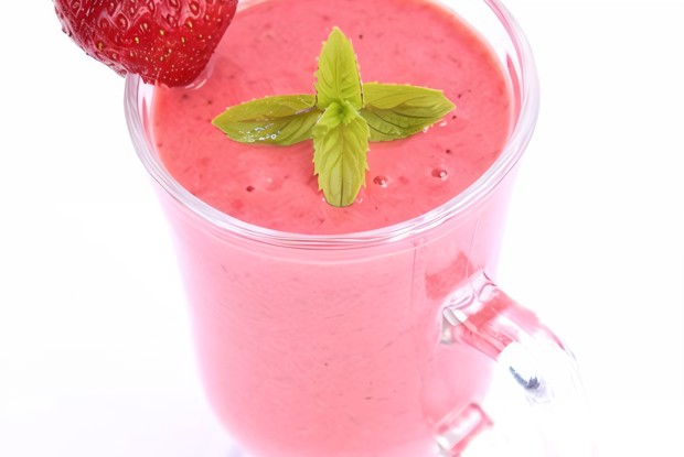 Ягодный смузи с яблочным соком