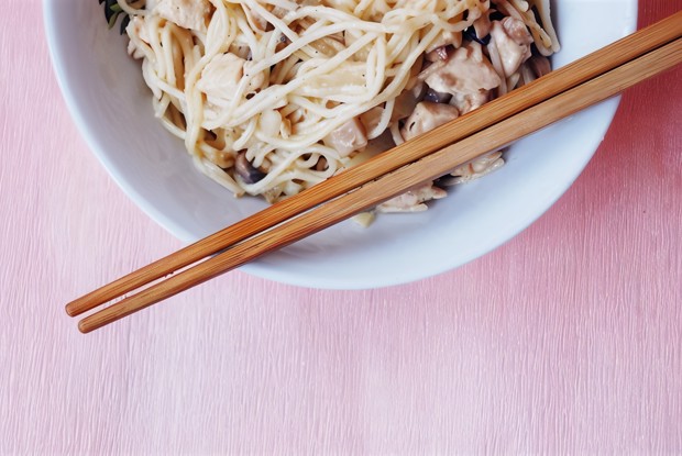 Яичная лапша с курицей и грибами