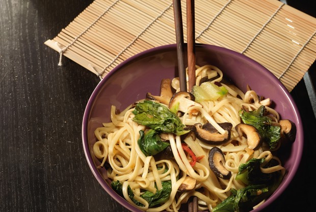 Яичная пшеничная лапша с грибами шиитаке, мисо и жареным салатом