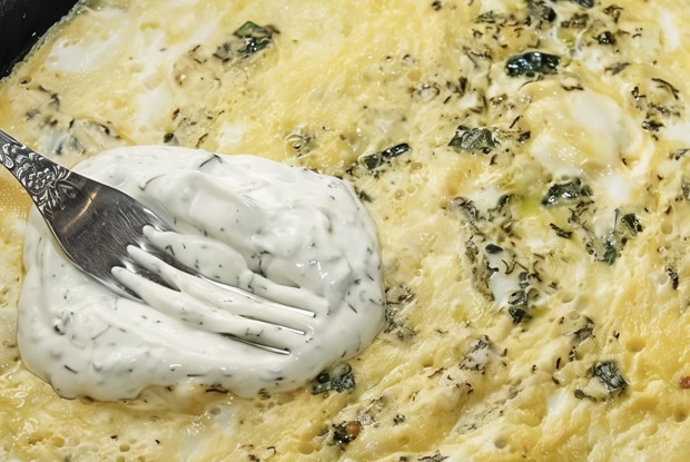 Яичница по-азербайджански с зеленью (Кюкю)