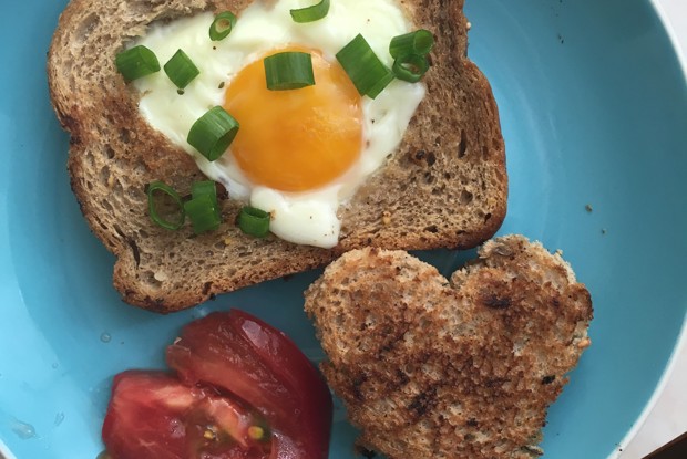 Яичница по-французски в хлебе