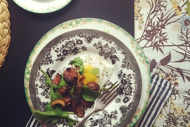 Яичница с грибами и беконом