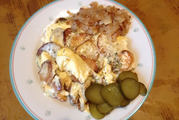 Яичница с картофелем и сыром