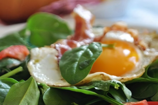 Яичница с колбасками и рукколой