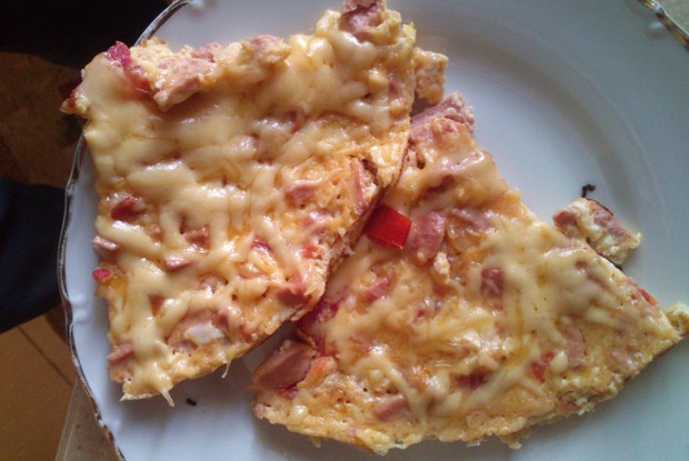 Яичница с сосисками и помидорами