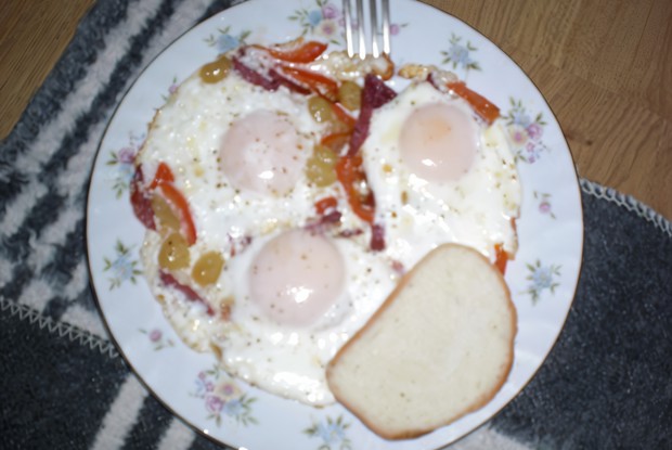 Яичница с виноградом и беконом