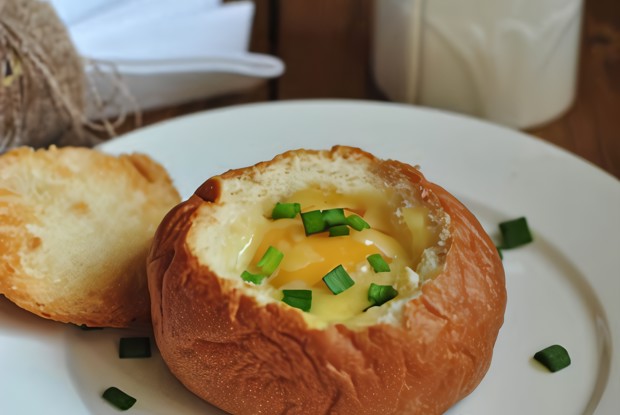 Яичница в булке с ветчиной