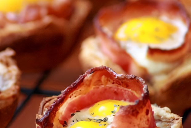 Яичница в корзинке с беконом