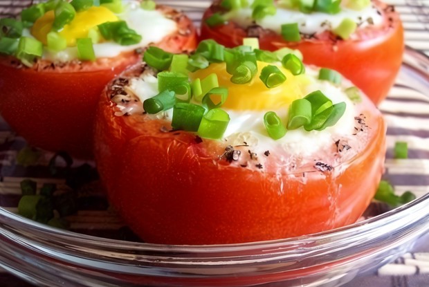 Яичница в помидорах