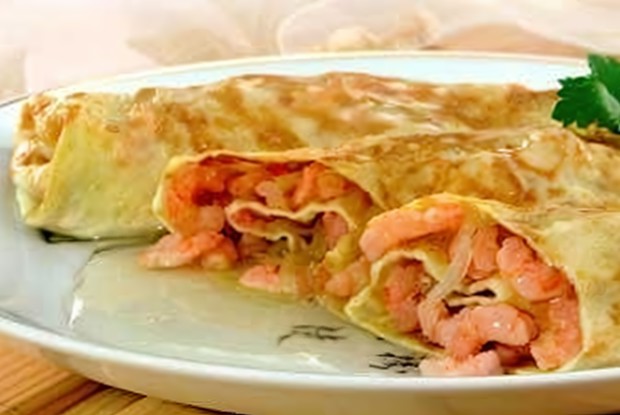 Яичные блинчики с креветками