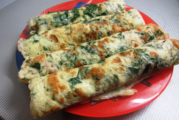 Яичные блинчики с помидорами, зеленью, чесноком и докторской колбасой