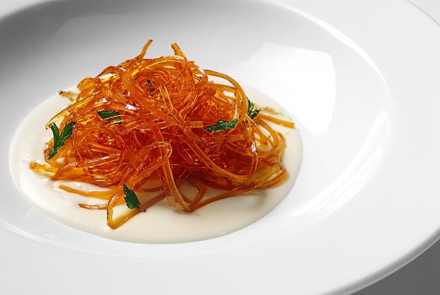 Яичные спагетти с чесночным кремом