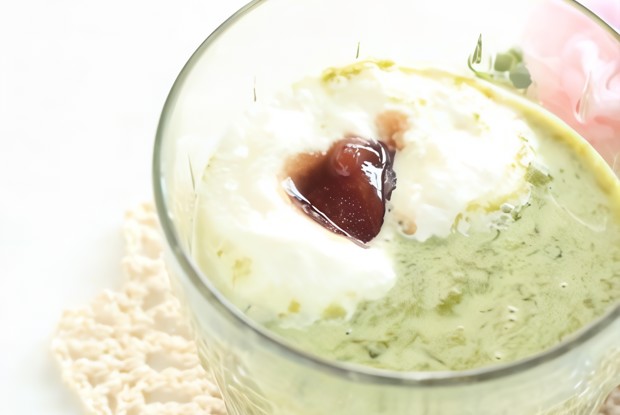 Яичный десерт с зеленым чаем и бренди