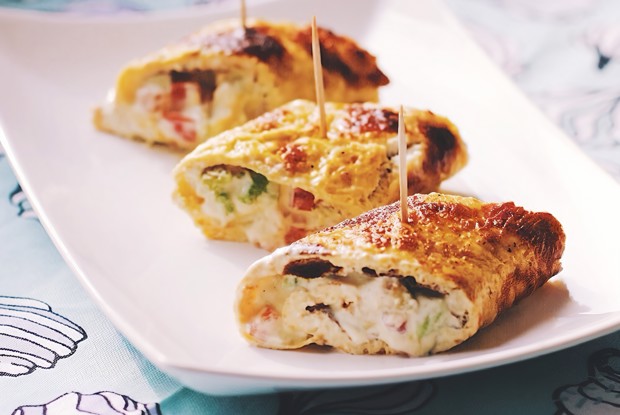 Яичный ролл с авокадо и зеленью