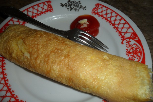 Яичный рулет с салатом