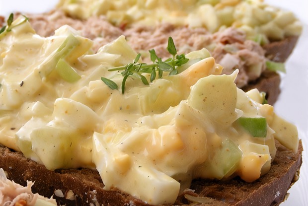 Яичный салат с сельдереем и горчицей