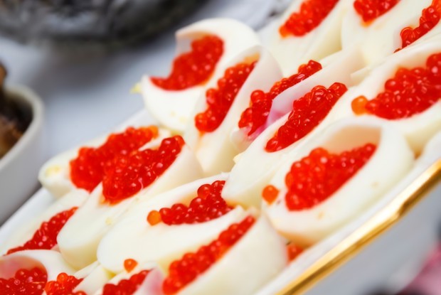 Яйца фаршированные икрой, под майонезом