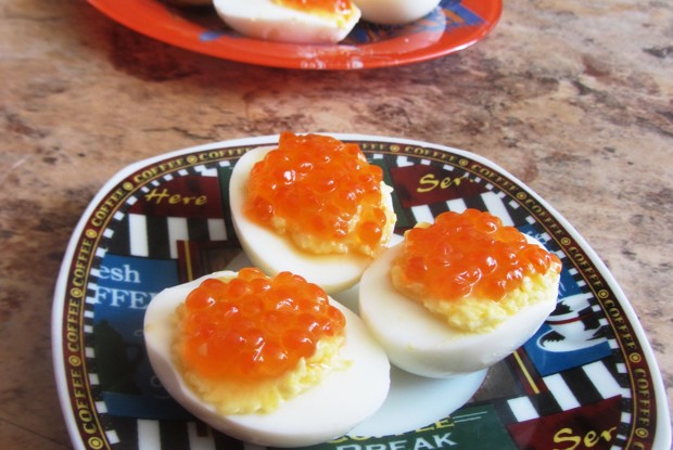 Яйца фаршированные сыром и икрой