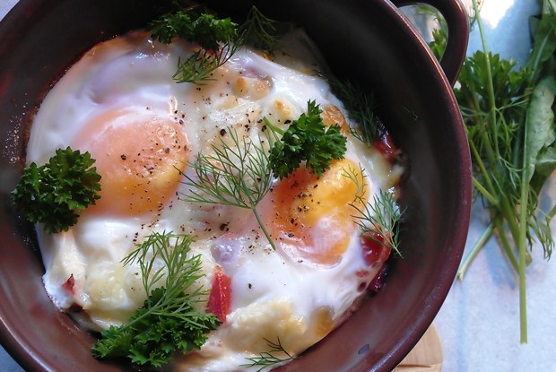 Яйца-кокот с беконом