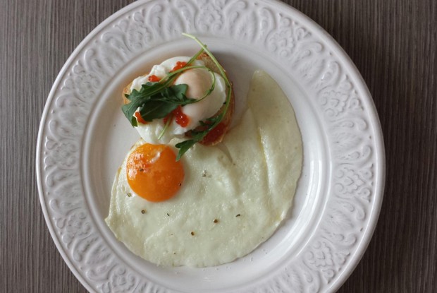 Яйца пашот на тостах с красной икрой и рукколой