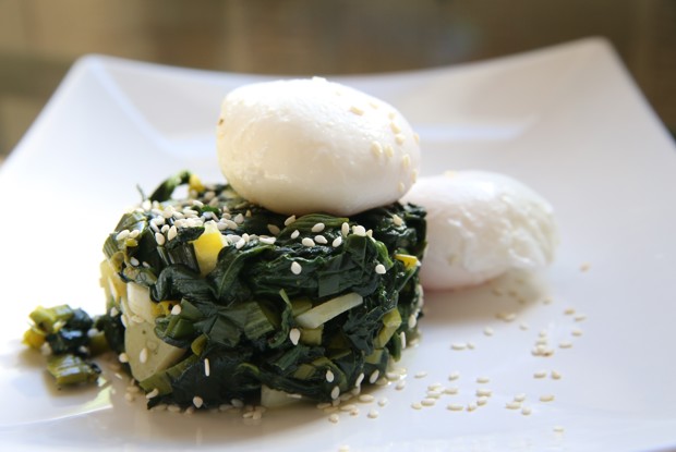 Яйца пашот со шпинатом