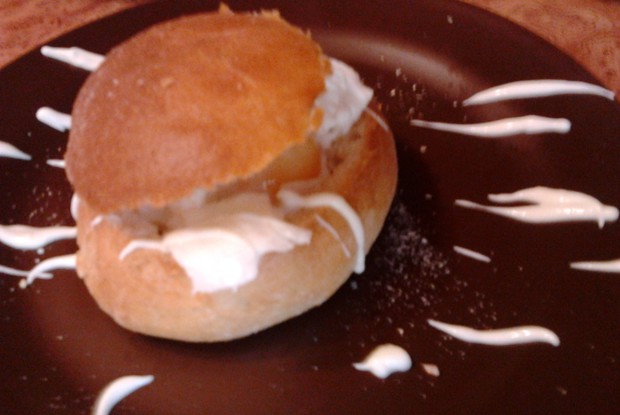 Яйца пашот в булочке