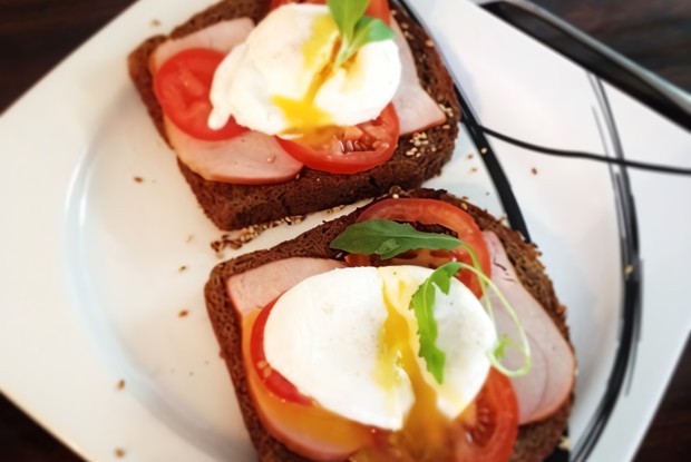 Яйца по-бенедиктински с ветчиной на тостах