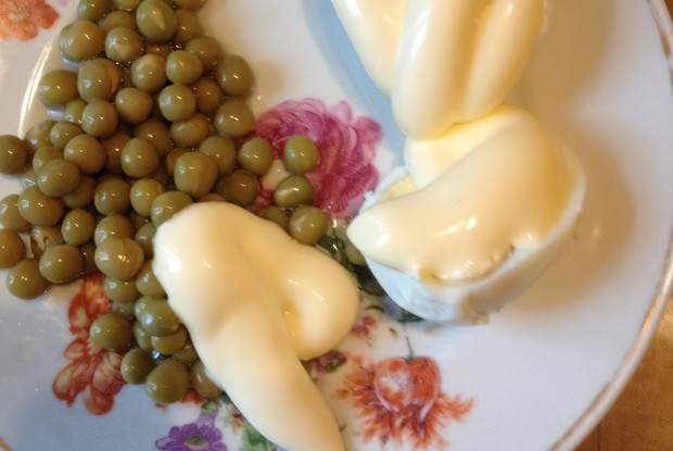 Яйца под майонезом с горошком