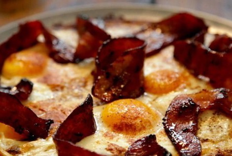 Яйца с беконом запеченные в хашбрауне