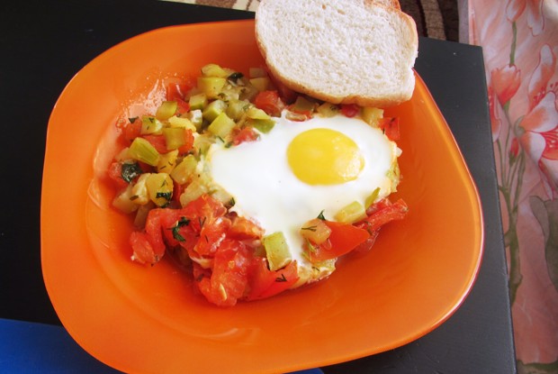 Яйца, запеченные с овощами