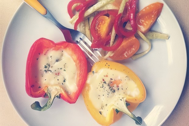 Яйца, запеченные в перце под моцареллой, и теплый овощной салат