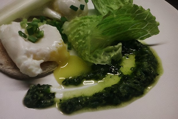 Яйцо пашот на тостах с соусом песто и сельдереем