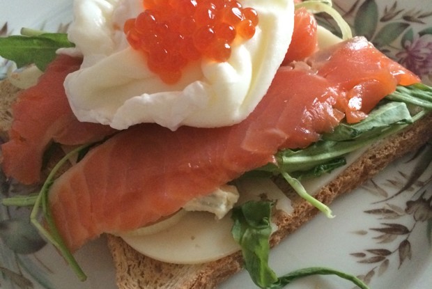 Яйцо-пашот с лососем и красной икрой