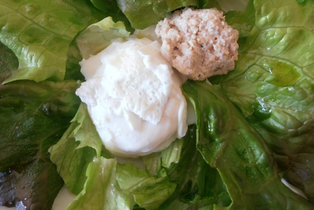 Яйцо пашот с ореховым соусом