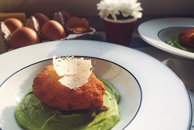 Яйцо в золотой рубашке с пюре из авокадо